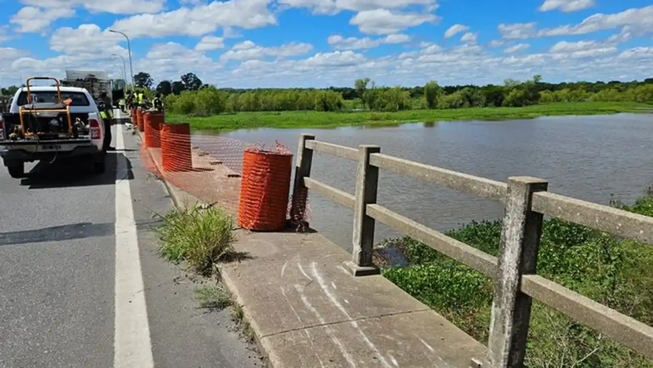 Encontraron muerto al camionero que volcó en el puente de la ruta nacional 168 y cayó al arroyo