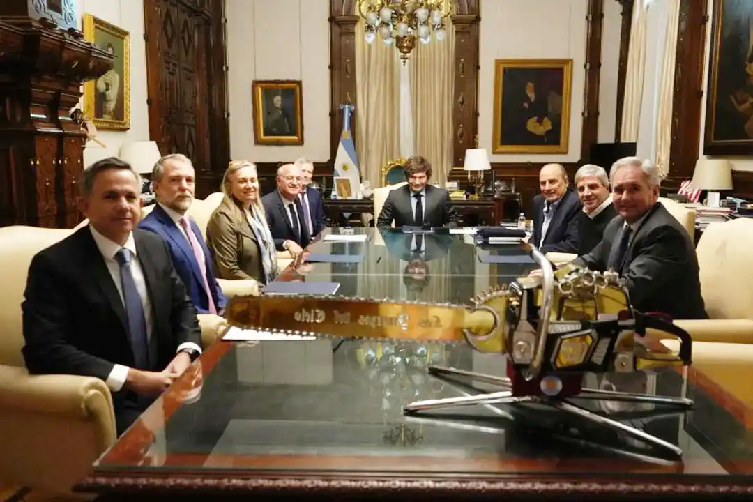 Tras la derrota en la elección bonaerense, Milei y Caputo se reunieron con el Presidente del BID