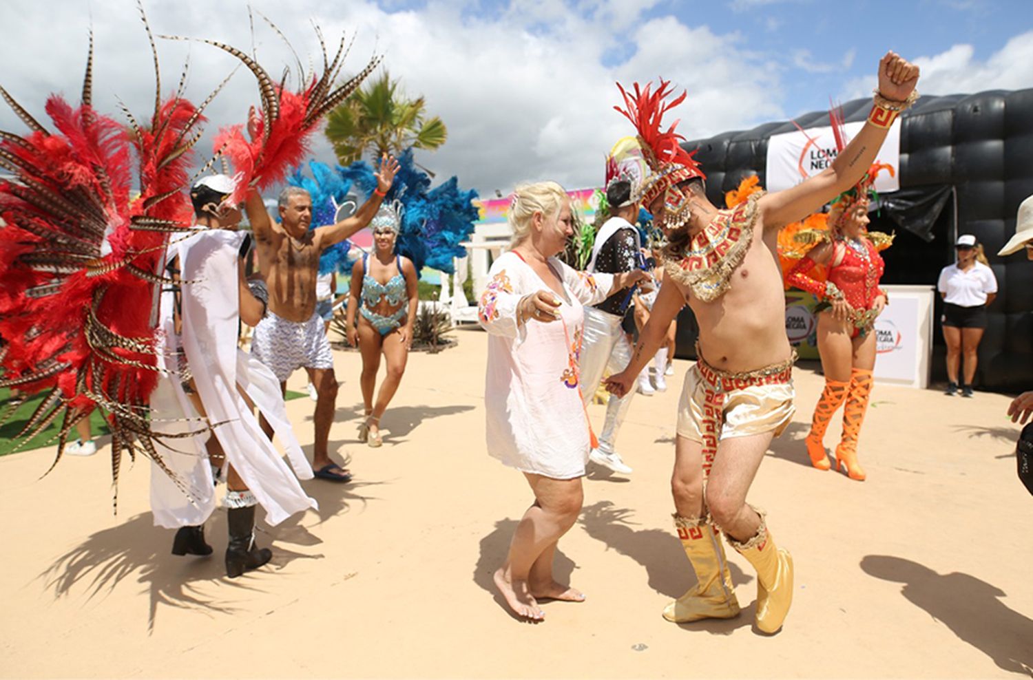 Con plumas y mucho color, las comparsas de Concordia llenaron de alegría Punta Mogotes