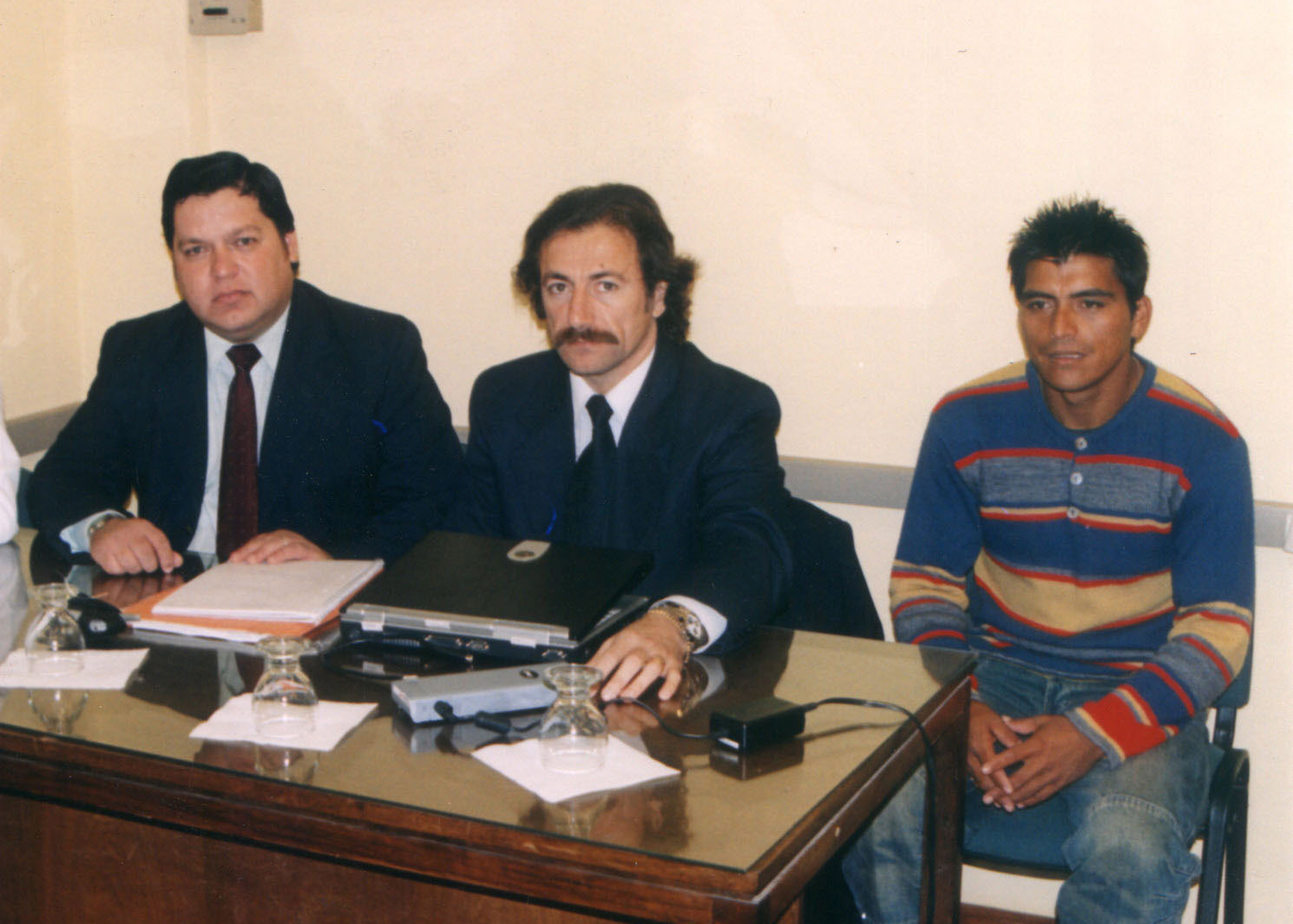 El condenado y luego absuelto Carlos Cano (derecha) en el juicio oral en 2004 junto a sus abogados defensores Ricardo Degoumois (centro) y Darío Villasboas (ya fallecido).