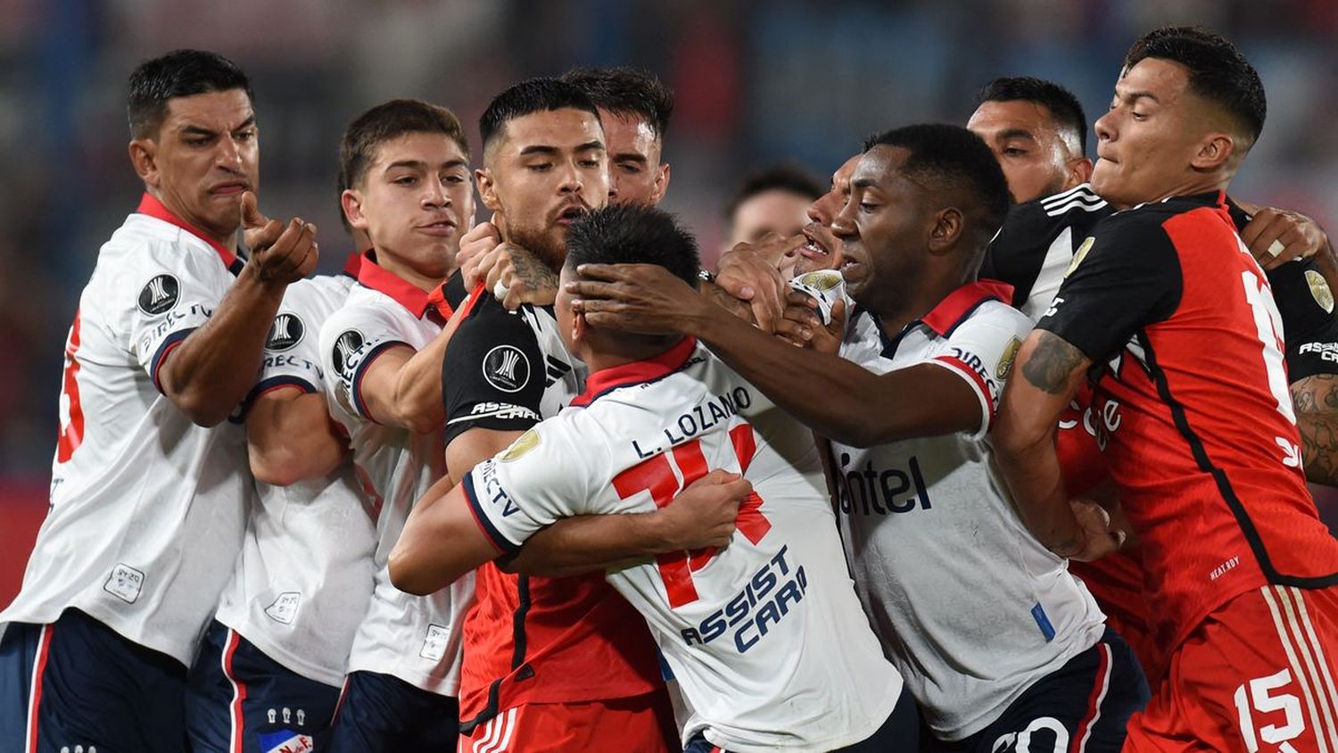 "Voy a mantener la amarilla y le voy a mostrar otra al 5": el audio del VAR en Nacional-River