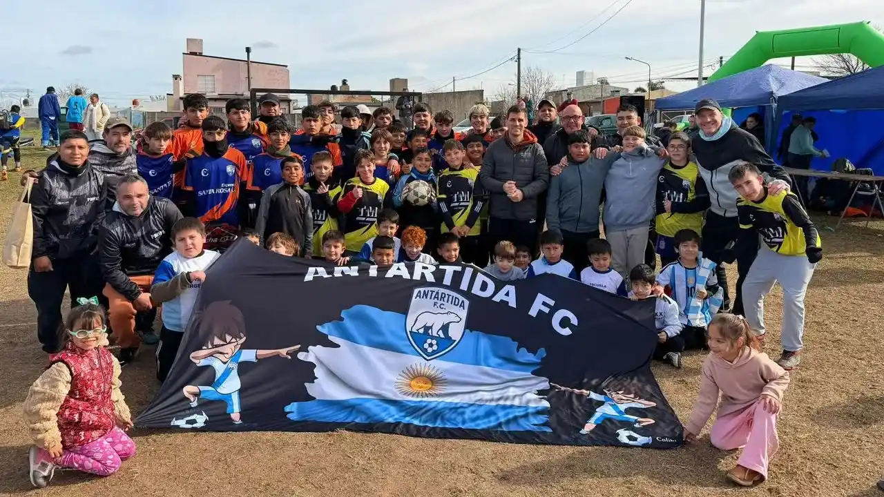 El Encuentro de Escuelitas Deportivas reunió a gran cantidad de niños y familias en barrio Antártida
