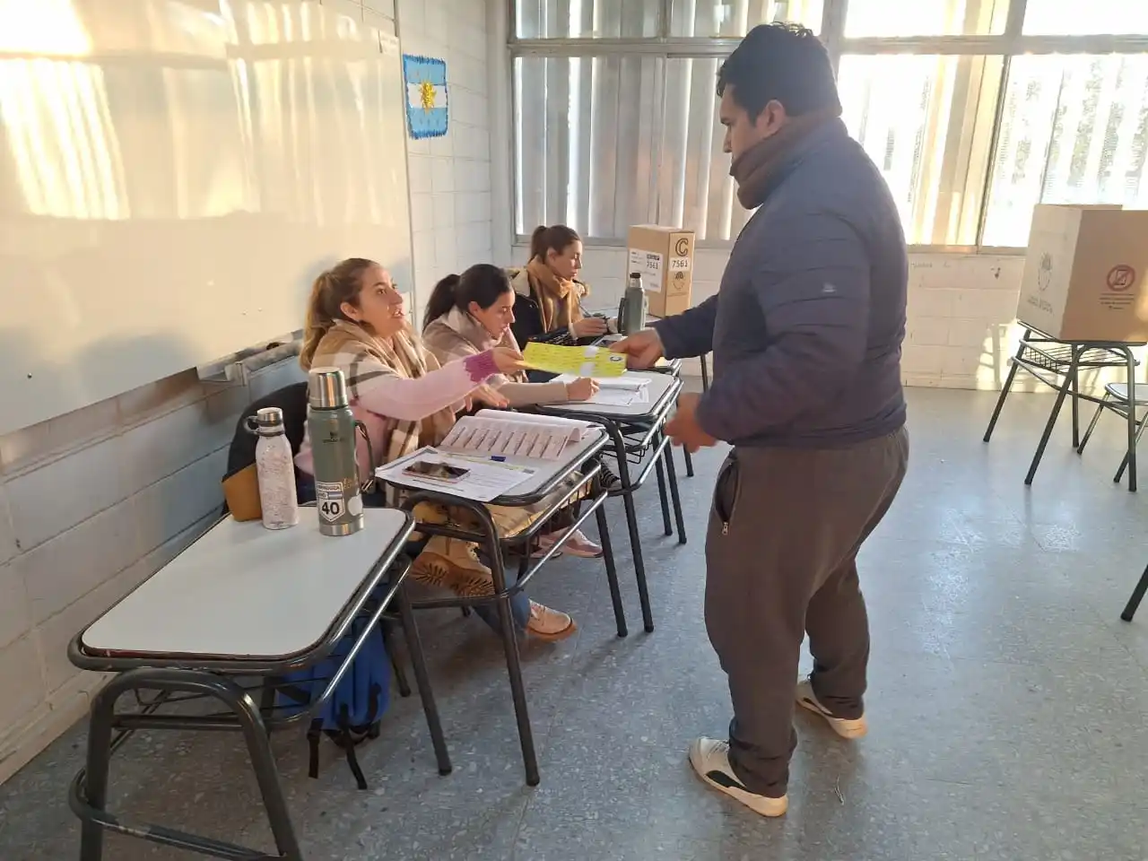 Los primeros electores se acercan al ex Nacional 1. Foto: Sur24.