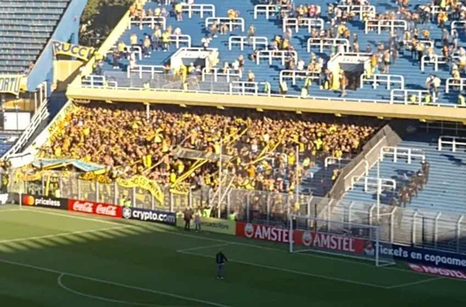 Serios incidentes en la previa de Central-Peñarol: hinchas canallas arrojaron vallas a la popular visitante