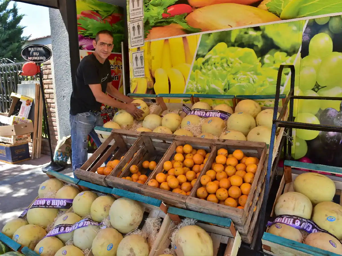 Comprar en la verdulería, una misión cada vez más difícil por los precios  