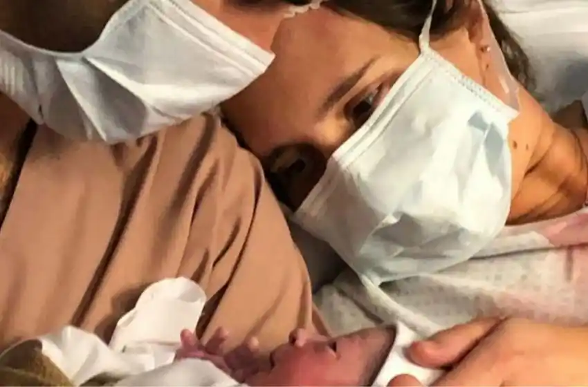 Una pareja de médicos rosarinos que se contagió de coronavirus fueron padres durante la pandemia