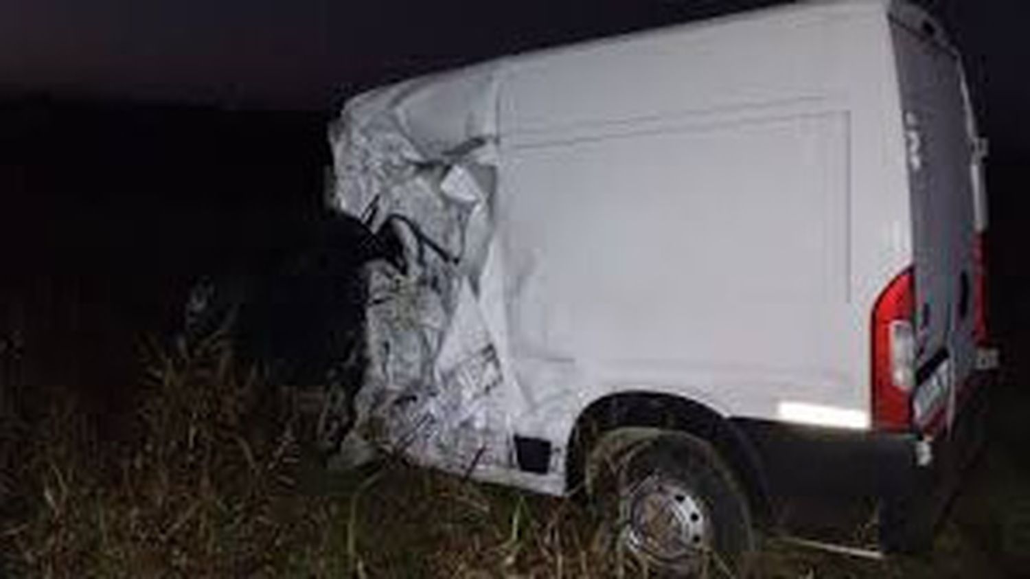 Murió un hombre tras un choque entre un camión y un furgón al sur de la provincia