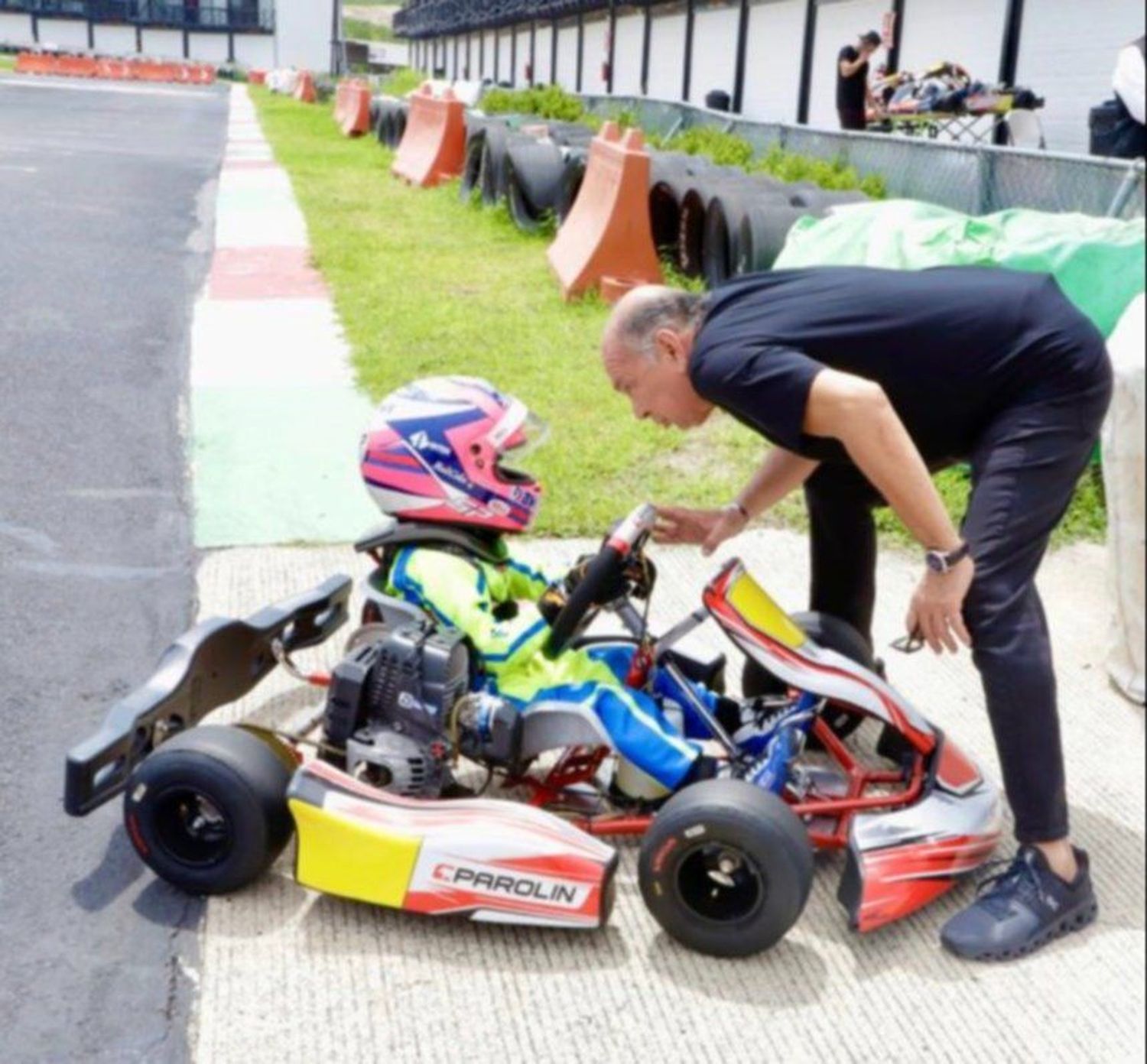 Padre de Checo Pérez publica fotografía y conmueve a usuarios en redes sociales