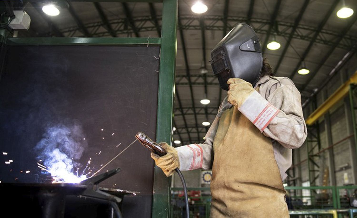 Desde el 2015, los sueldos de los trabajadores formales perdieron 28% en su poder de compra