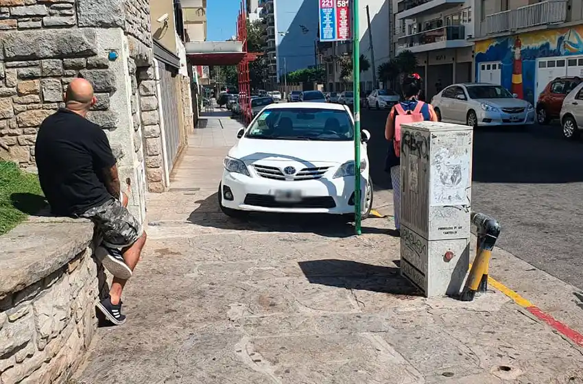 Un auto estacionó sobre la vereda y en la parada del colectivo