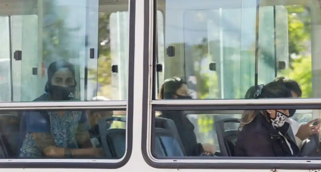 Por la suba de casos de coronavirus, recomiendan el uso de barbijos en el transporte público