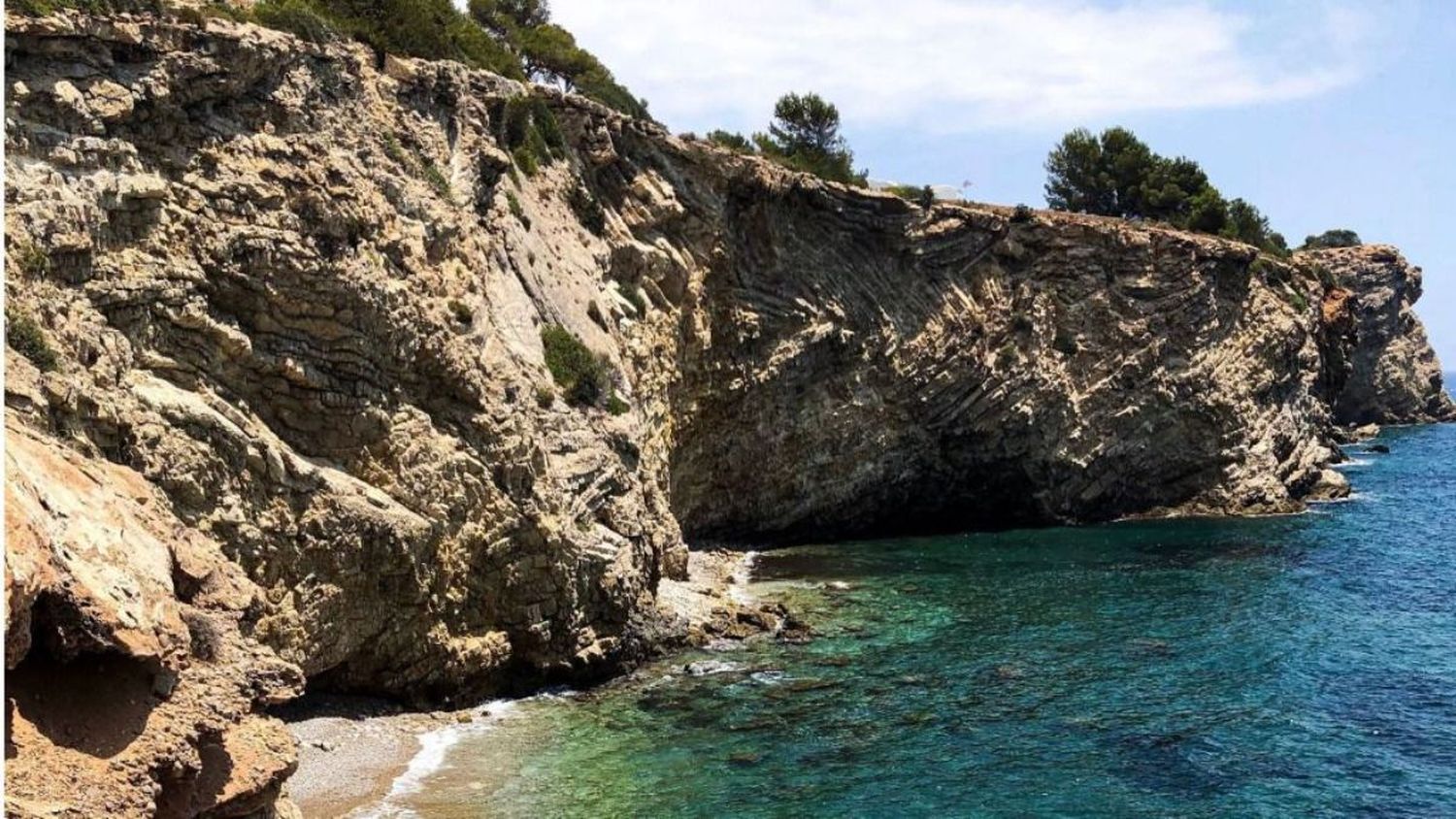 Un turista se tiró un clavado desde un acantilado en Ibiza y murió