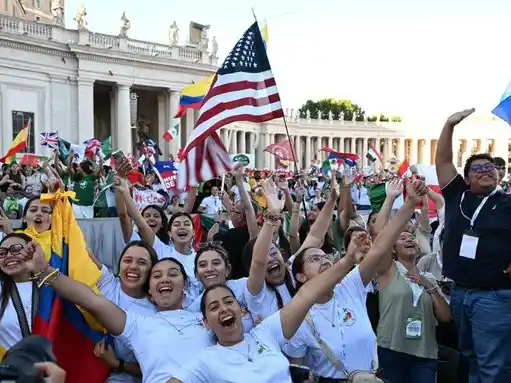 Miles de jóvenes congregados en Roma una multitudinaria vigilia con el papa