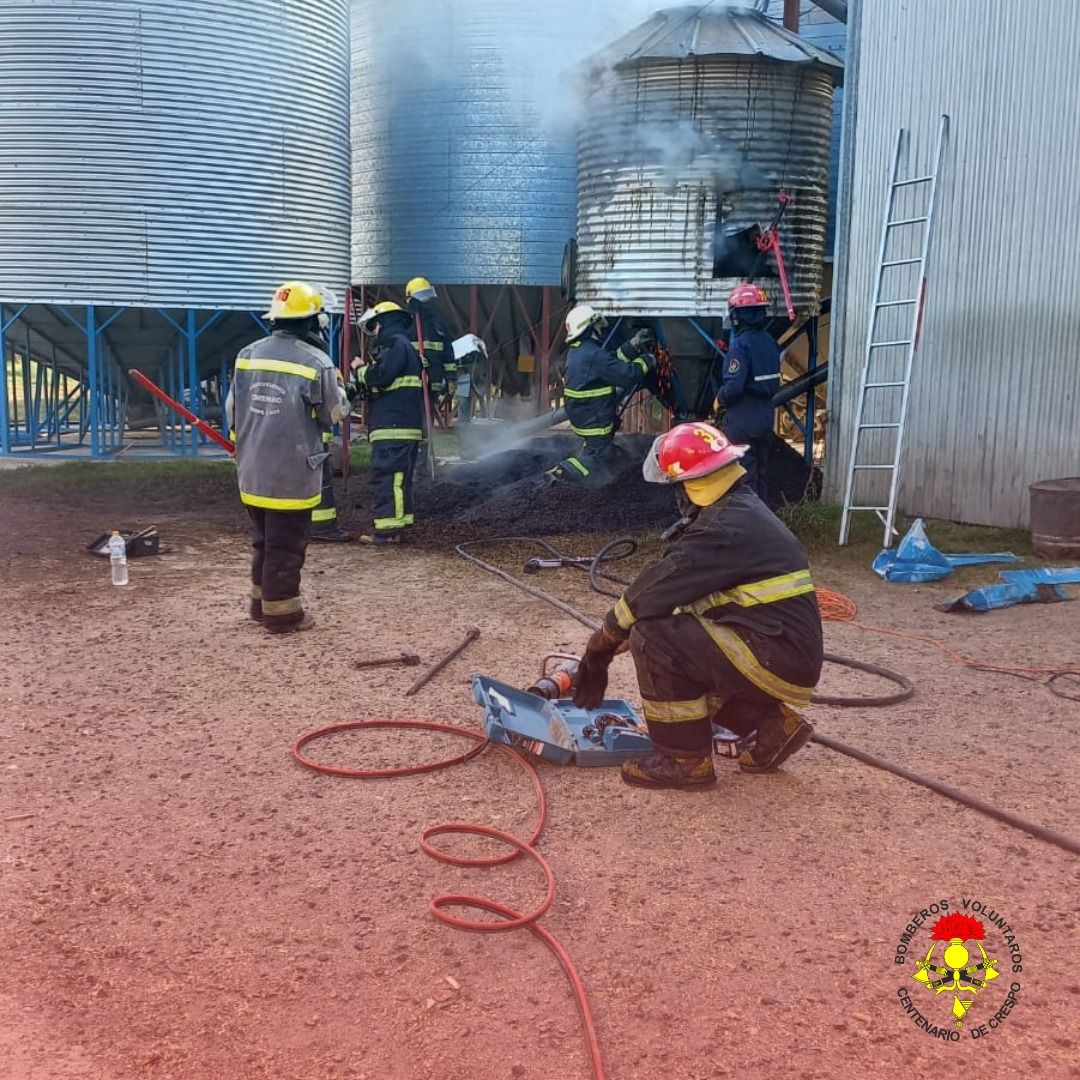 Incendio en silo de granja camino a Campo García