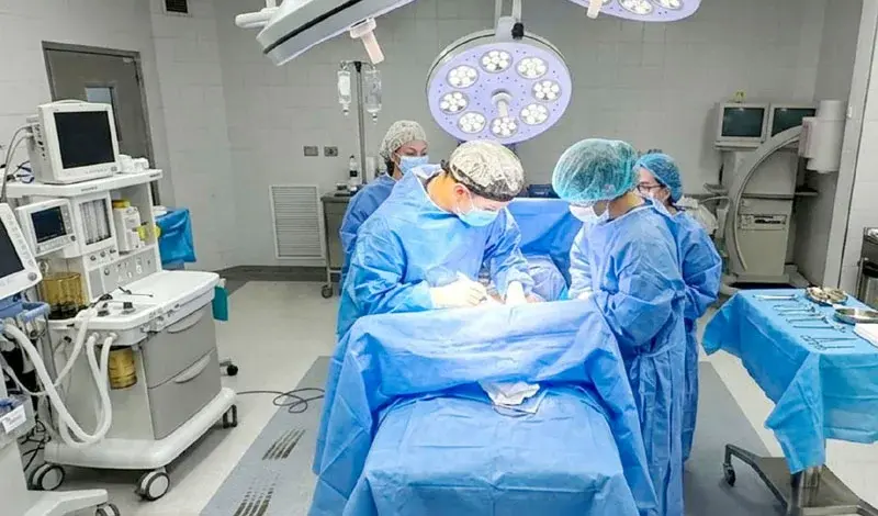 Realizan por primera vez una cirugía de reconstrucción torácica en Concepción del Uruguay