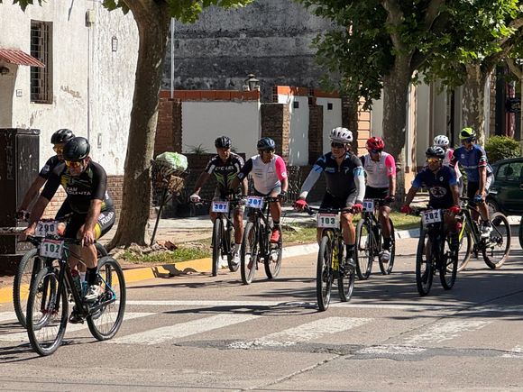Ciclismo: volvió a correrse la histórica carrera Sol y Tierra