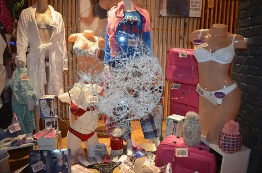 Hombre detenido por romper vidriera de un comercio céntrico