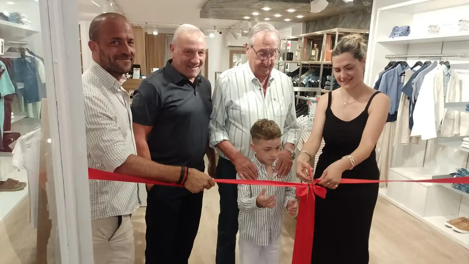 El tradicional corte de cinta, con presencia del intendente Miguel Lunghi.