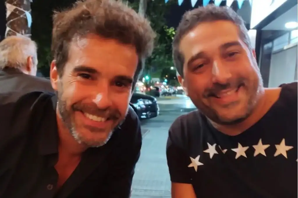 Nicolás Cabré junto a su hermano