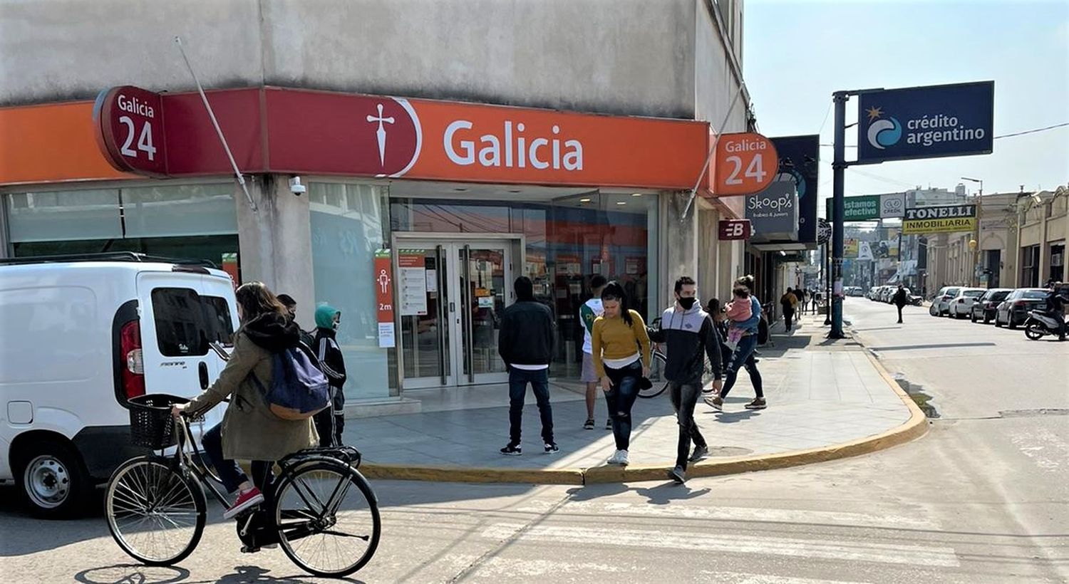 Envió a un mensajero al cajero y le “tragó la tarjeta” pero aparecieron gastos y extracciones: le vaciaron la cuenta