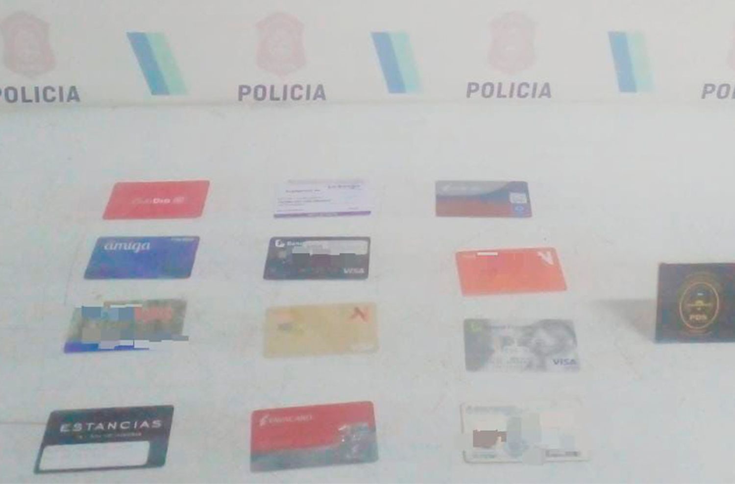 Atraparon a dos estafadores: tenían 6 tarjetas de crédito y documentación robada