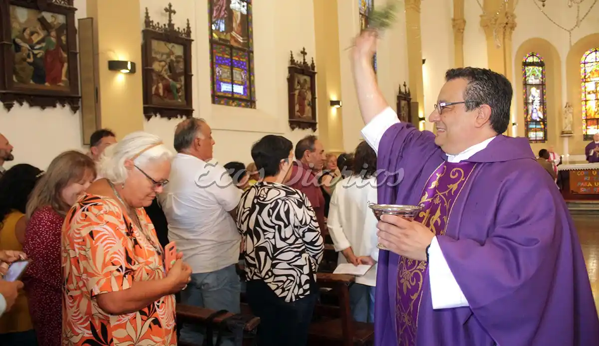 Bendición. Del nuevo párroco, Hernán Gómez Syez, a los fieles que colmaron el templo