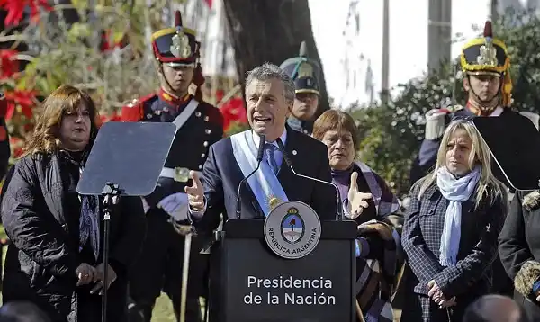 Macri pidió un "mejor aporte" a los empresarios argentinos