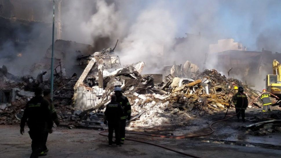 Impresionante incendio en distribuidora de Mar del Plata: Derrumbes y más de 100 evacuados