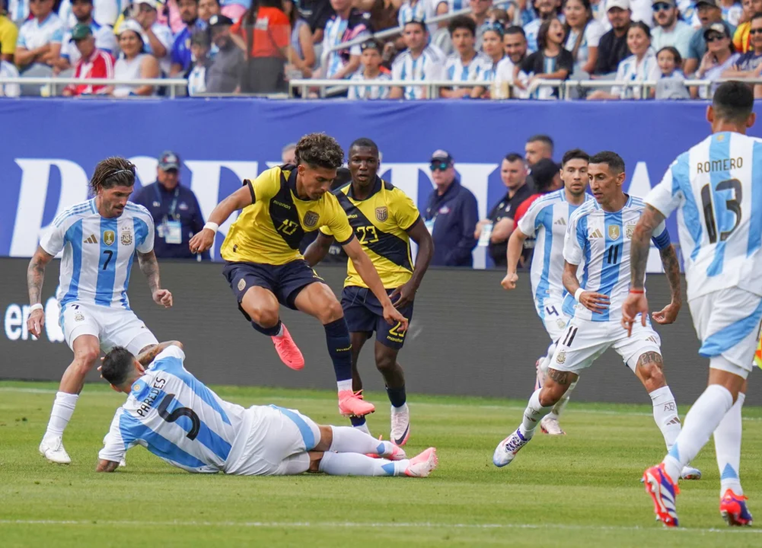 Escena del partido que juegaron las selecciones de Argentina y Ecuador