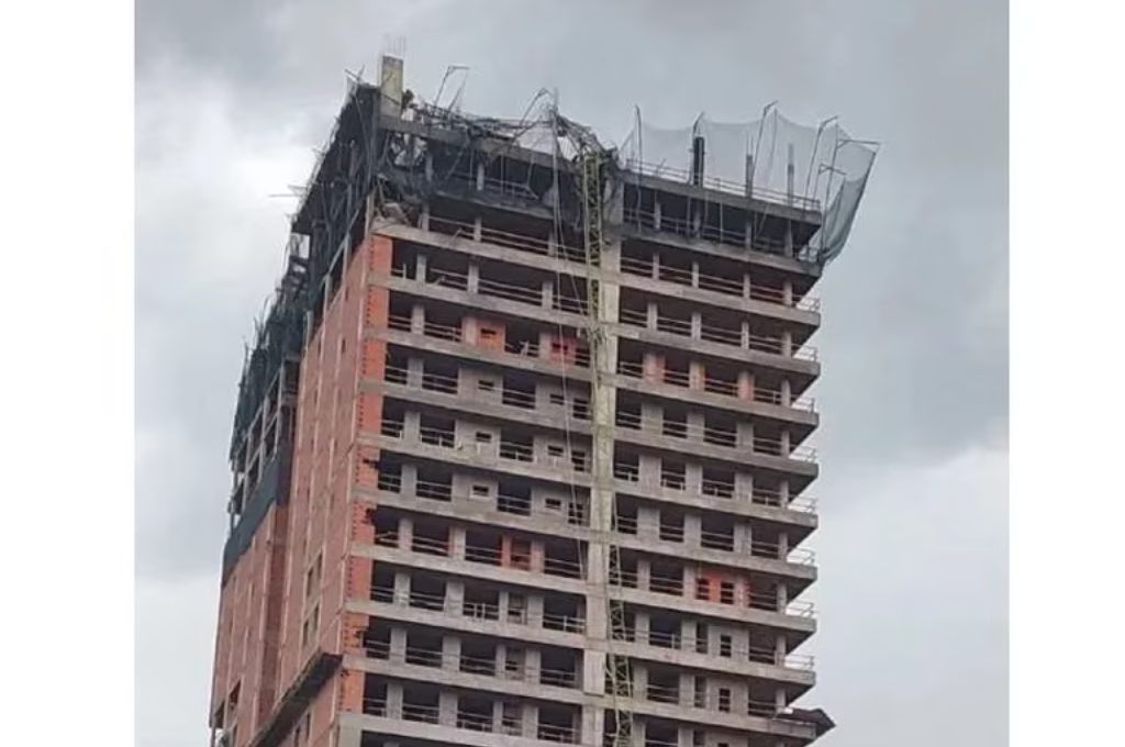 Corrientes: durante un fuerte temporal, se desplomó una grúa de un edificio