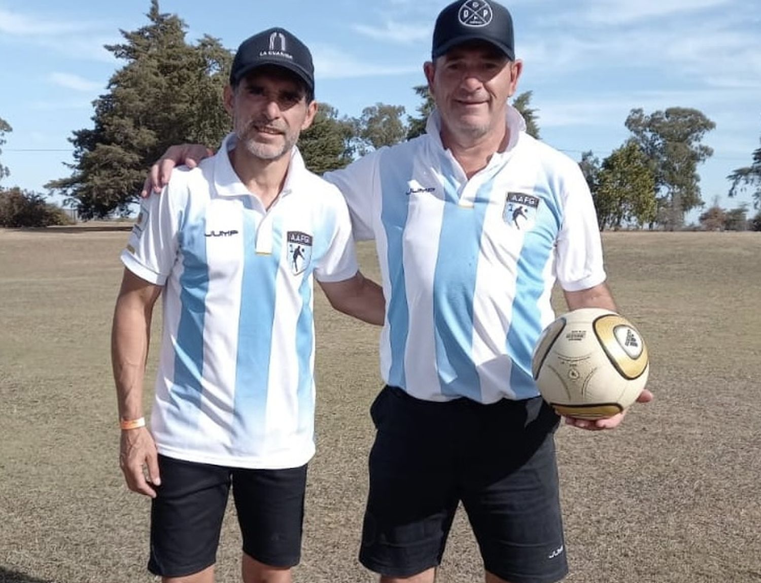 "Que de la mano, del Loco Topi..."