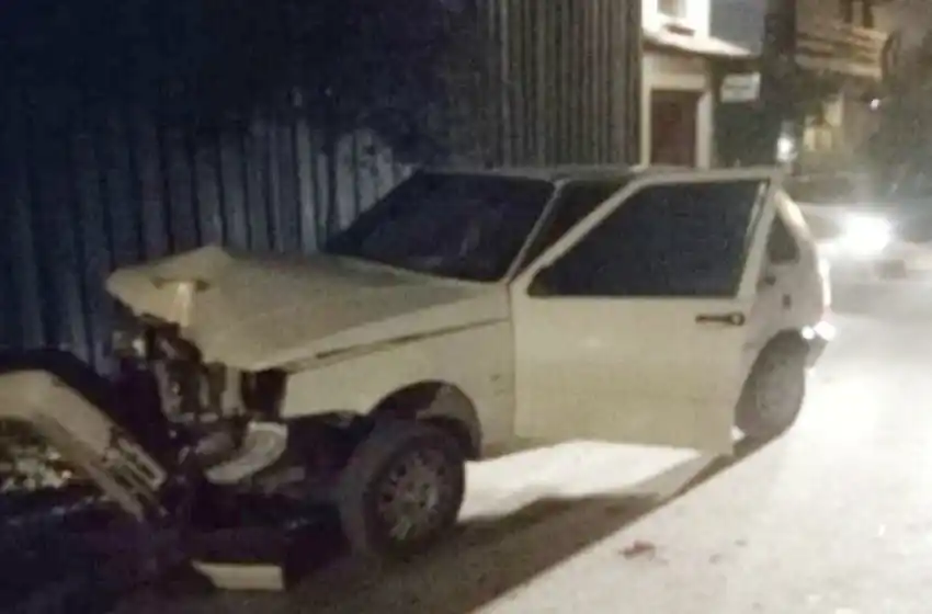 Con alcohol en sangre y sin seguro chocó contra un poste