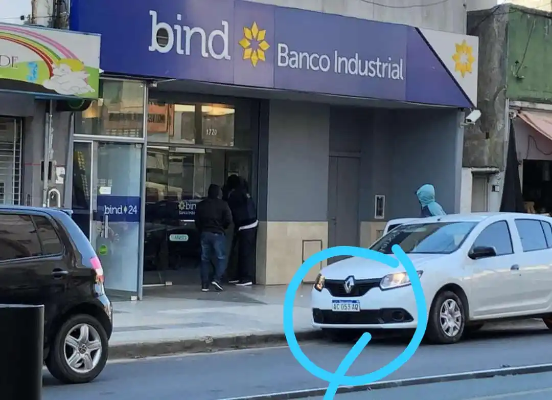 Así robaron un banco en Santos Lugares: Armados y encapuchados se llevaron 300 mil pesos 