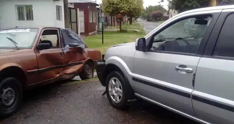Un auto y una camioneta chocaron en Joaquín V. González y Libertad