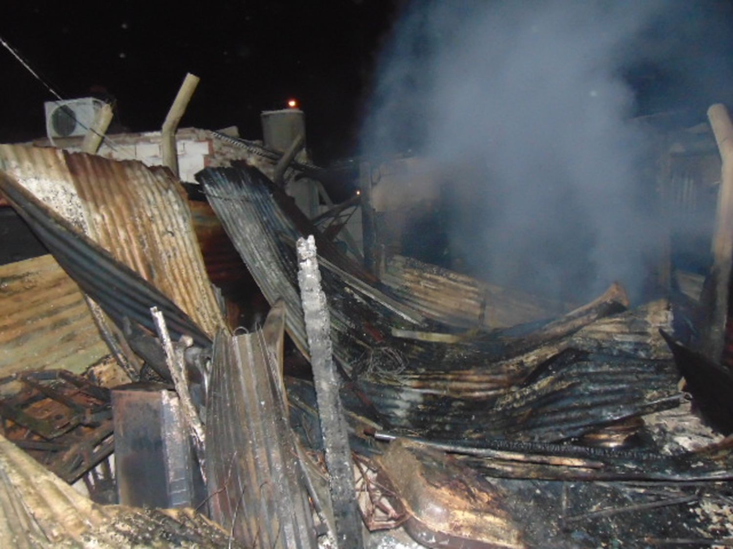 Pérdidas totales tras un incendio de una pequeña vivienda