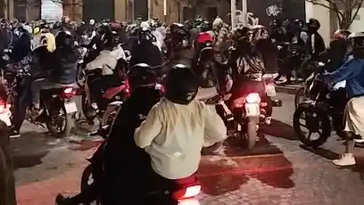 Otra caravana de motos causó temor en los vecinos y profundizó el pedido de una solución política