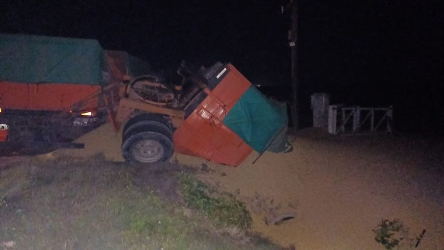 Un camión volcó su acoplado cargando con soja en el acceso a Don Cristóbal