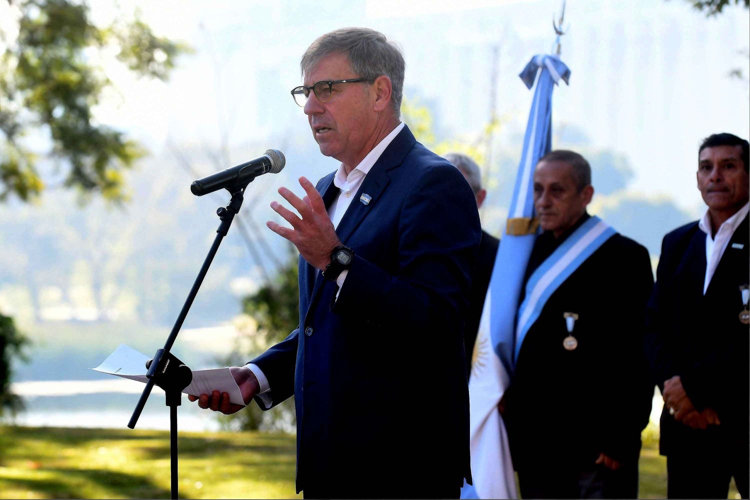 Jatón encabezó el acto por el Día de la Bandera