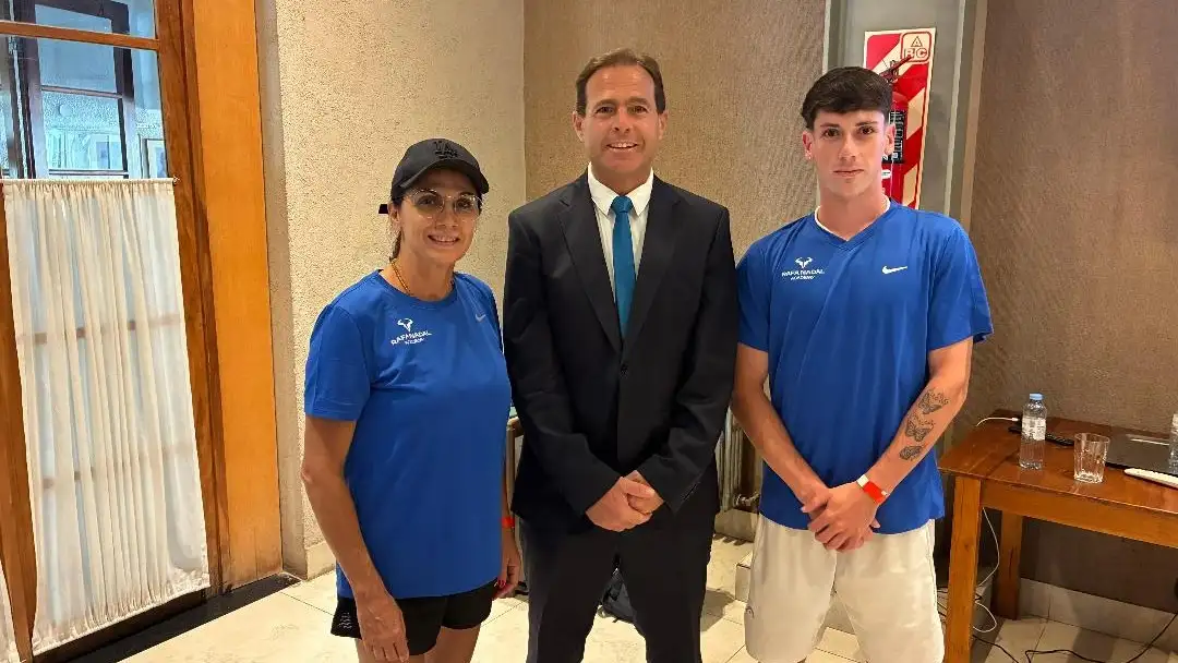 Mariana Pérez Roldán, el oftalmólogo José Arrieta y Matías Lorenzo.