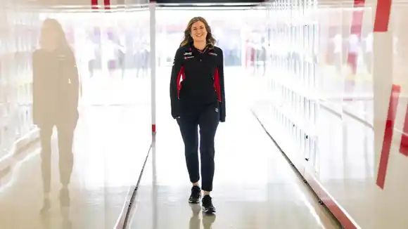 La F1 tiene nueva reina en boxes: ¿quién es Laura Mueller y por qué todos hablan de ella?