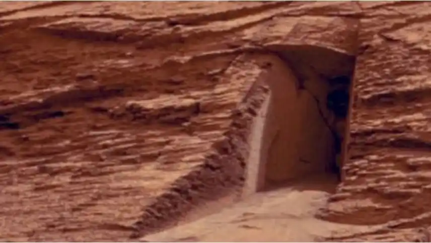 Un robot de la NASA fotografió una misteriosa puerta en Marte