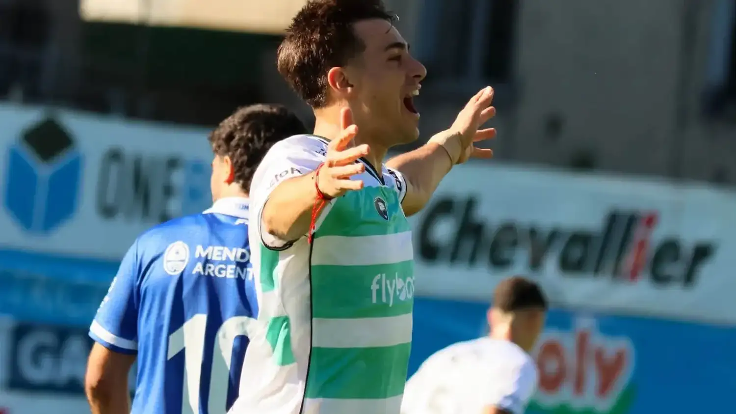 FOTO PRENSA FERRO Kabalín anotó para Ferro.