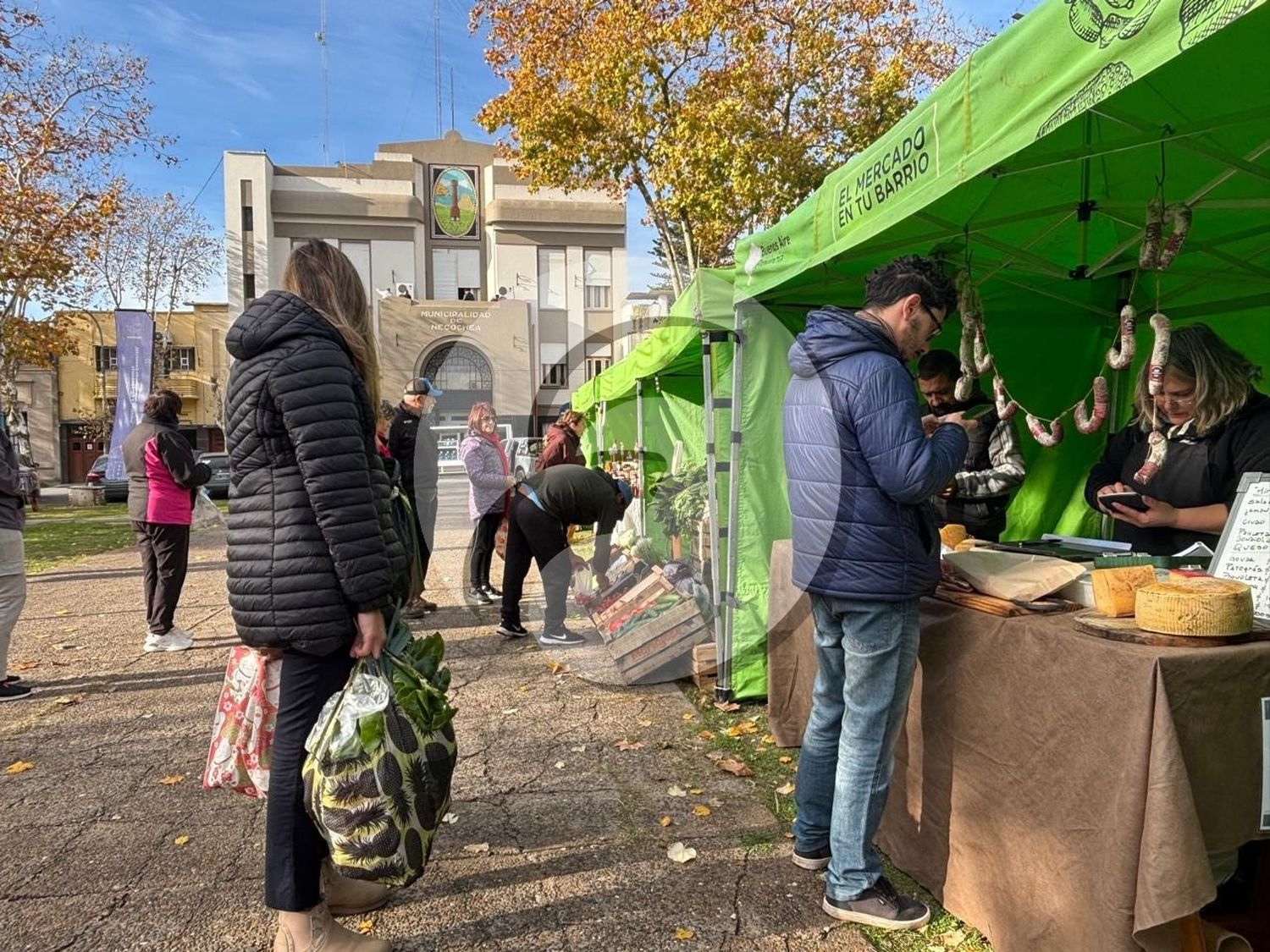"El Mercado" frente al municipio