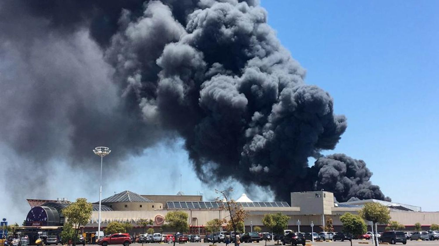 Alarma en Avellaneda por un enorme incendio en una fábrica de colchones