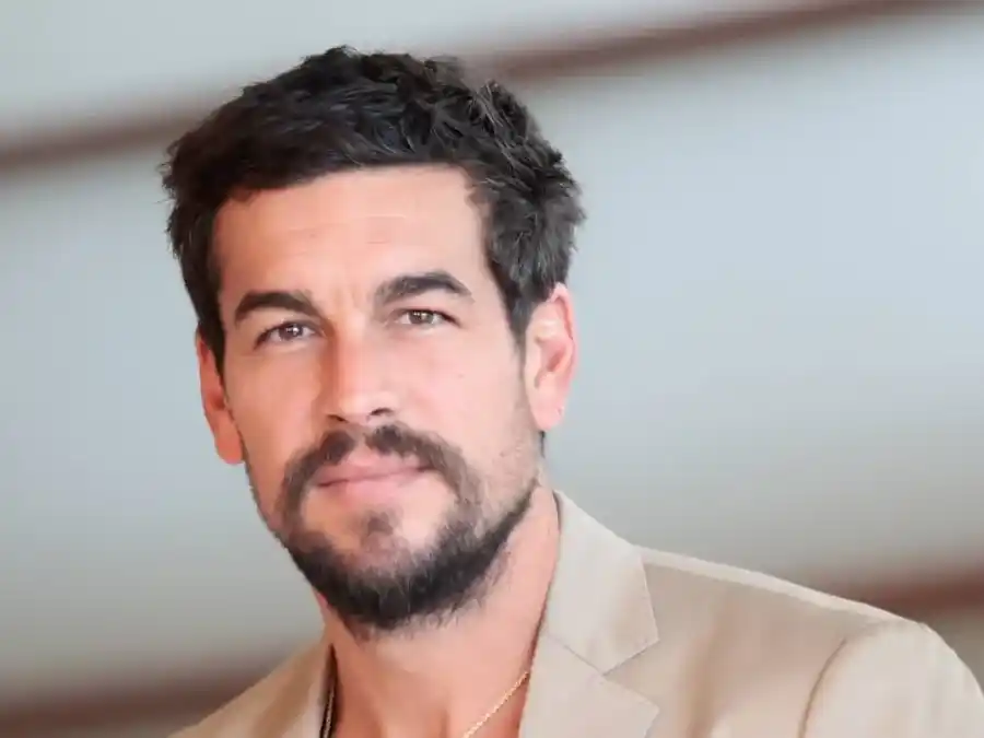 Mario Casas es el protagonista de la nueva miniserie española.