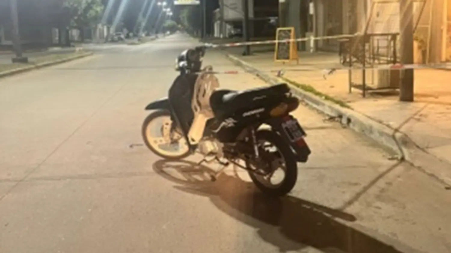 Una madre, acompañada por su hijo de tan solo dos años de edad, se fracturó un pie al caer de la moto,