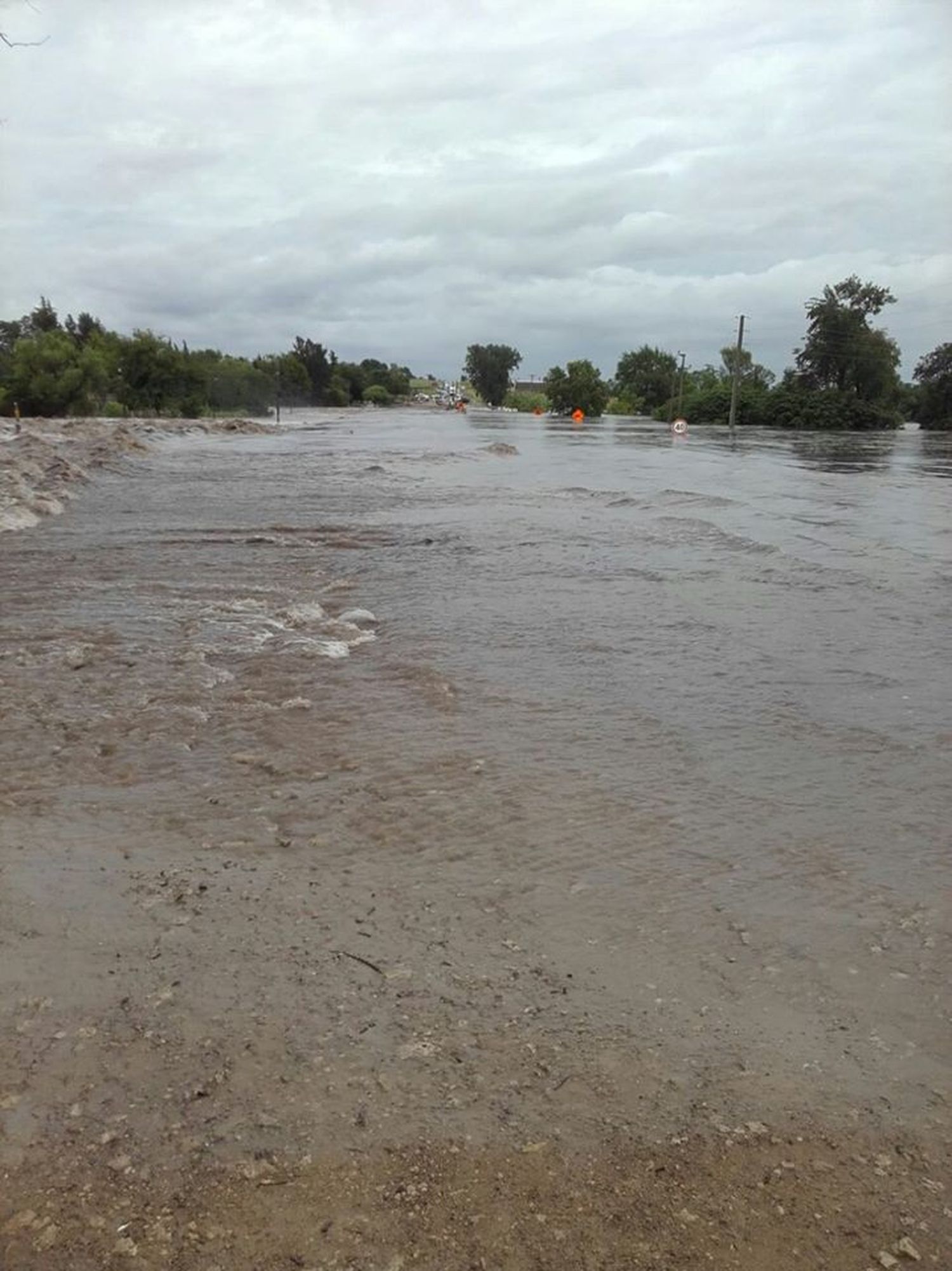 El agua provocó el corte de la ruta 11 entre Paraná y Diamante