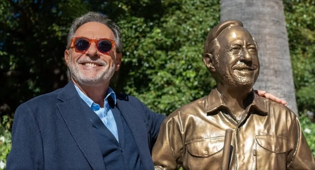Guillermo Francella posa junto a la estatua de Eliseo Basurto, el encargado.