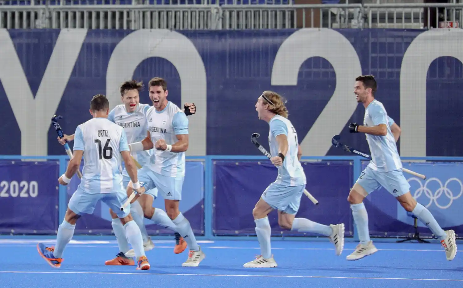 Argentina festejó frente a los locales.