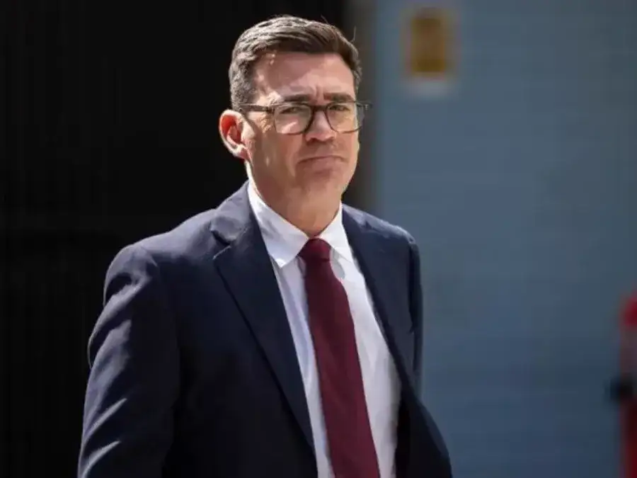 “Nuestras Fuerzas Armadas están en alerta las 24 horas del día, los siete días de la semana para proteger al Reino Unido y nuestros intereses”, expresó un portavoz del primer ministro británico, Andy Burnham